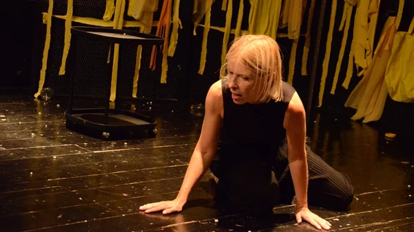 Η "Κίτρινη ταπετσαρία" στο θέατρο Αλκμήνη, το έργο-φόρος τιμής στο φεμινιστικό κίνημα