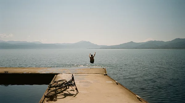 "Unspoiled": Η νέα έκθεση της Yulia Koval αποτυπώνει τη διαχρονική ομορφιά της Ελλάδας