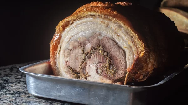 Τσικνοπέμπτη με δύο γουρουνόπουλα -ολόκληρα, με την τραγανή τους πέτσα- στο Koutsou & Co