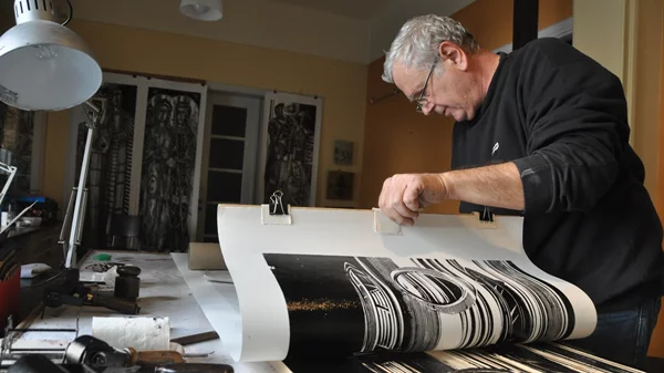 Προβληματισμοί και υπαρξιακά ερωτήματα στην αναδρομική έκθεση του χαράκτη Νίκου Δεσεκόπουλου