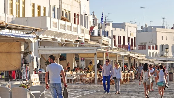 Χάνει το στοίχημα του φθινοπώρου η Μύκονος στους ξένους επιβάτες - Αντίθετη πορεία για Σαντορίνη