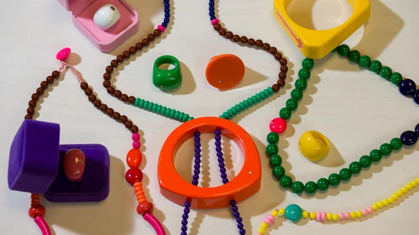 Τι σχέση έχει ένα πολύτιμο διαμάντι με το ευτελές πλαστικό;