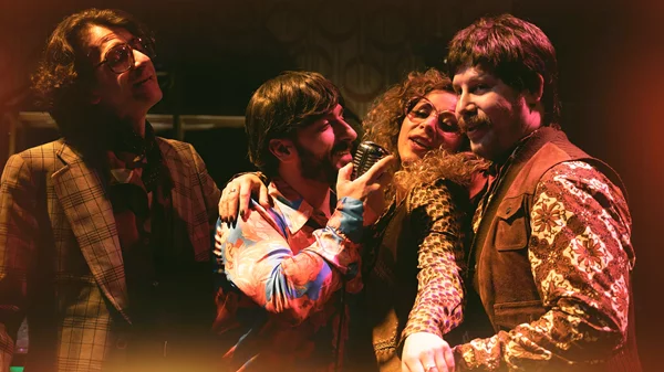 "1975 ή Πιο γρήγορα, Εμμανουέλα! Σκότωσε! Σκότωσε!": Παράταση για την φρενήρη μαύρη κωμωδία στο Rabbithole