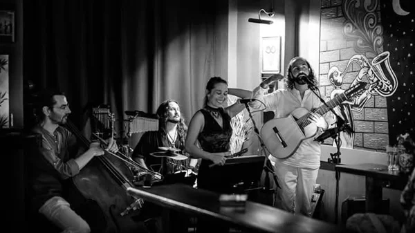 Οι "Φaretra Crystalina" φωτίζουν ποικίλες μουσικές παραδόσεις στο Theatre Of The No