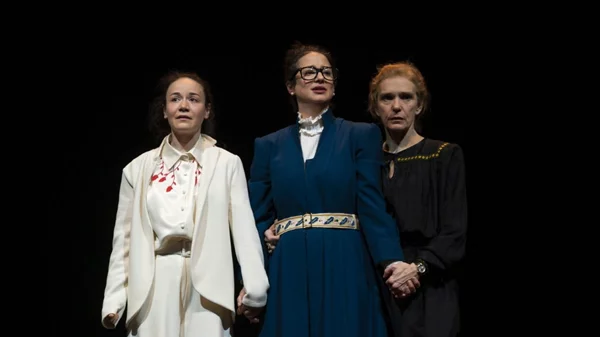 Οι σαρωτικές "Τρεις αδελφές" της Μαγκανάρη ξανά στο Εθνικό Θέατρο