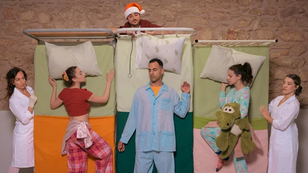 "Επείγοντα Χριστούγεννα": Mια παράσταση της "συντεχνίας του γέλιου" για την αληθινή μαγεία των γιορτών