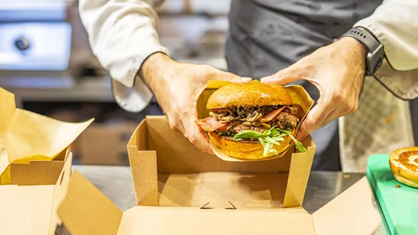 Το Saint’s by Mpoumpou σερβίρει burger που κολάζει κι άγιο