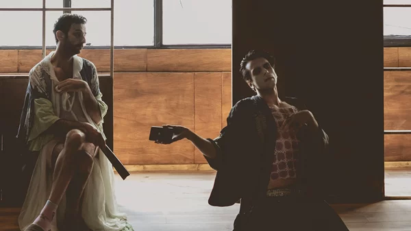 Ο Γιάννης Σκουρλέτης επιστρέφει με το "Μάθε με να φεύγω" του Ακη Δήμου