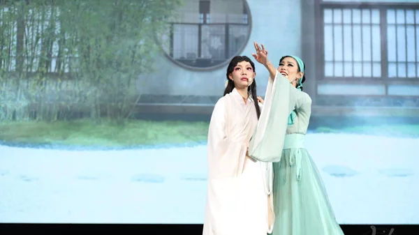 Γιορτάστε το Έτος του Φιδιού στο Christmas Theater