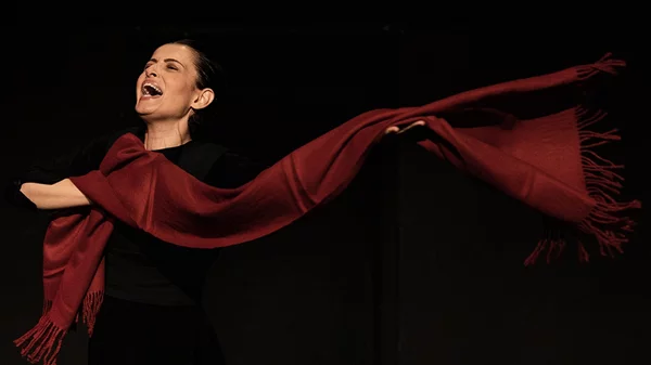 "Σέρρα - Η ψυχή του Πόντου": Ο συγκλονιστικός μονόλογος με τη Χρύσα Παπά επιστρέφει στη σκηνή