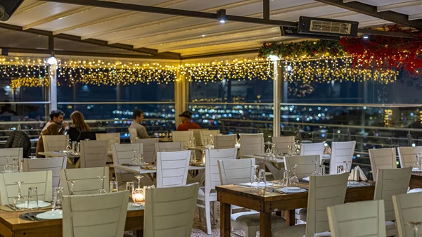 "Μπαλκόνι στις Κυκλάδες": Γιορτές με καλό φαγητό κι απεριόριστη θέα