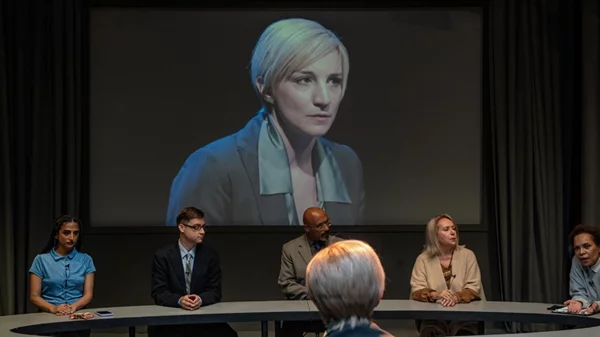 "The doctor":  Η σαρωτική παράσταση της Κατερίνας Ευαγγελάτου επιστρέφει