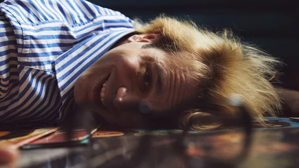 "Όταν μεγαλώσω, θα γίνω Νάνα Μούσχουρη": Ο Μάνος Καρατζογιάννης σε έναν γοητευτικό μονόλογο