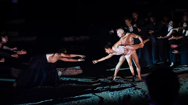 "Human Requiem in Eleusis": Παγκόσμια πρεμιέρα για την ταινία της εμβληματικής παράστασης της 2023 Ελευσίς Πολιτιστική Πρωτεύουσα της Ευρώπης