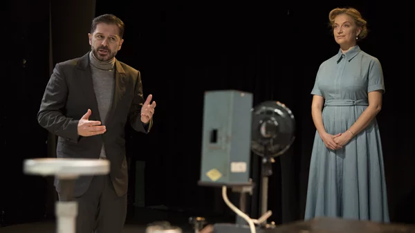 "Photograph 51": Τελευταίες παραστάσεις για τη Λένα Δροσάκη και τον Αλέξανδρο Μπουρδούμη