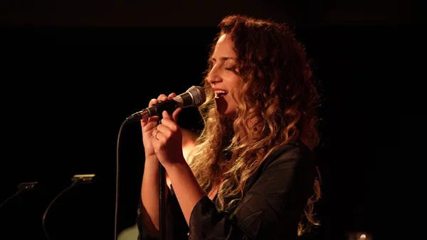 "Μικρή Λίμνη": Η Δανάη Παπαδοπούλου παρουσιάζει τον πρώτο της δίσκο