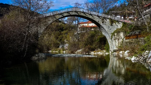 Παραδοσιακές νησιώτικες και ηπειρώτικες ενδυμασίες στο Φεστιβάλ Βωβούσας