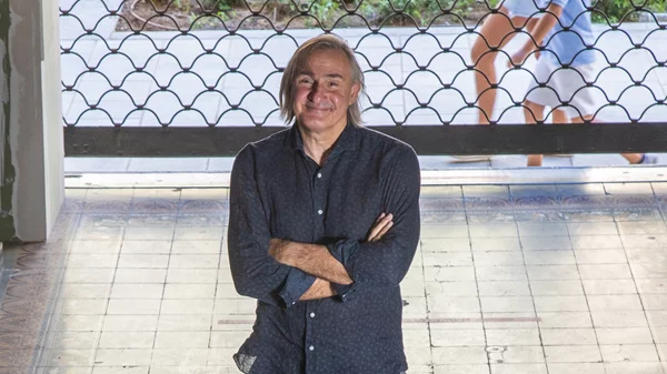 Άκης Σακελλαρίου: Αναβολή της παράστασης του Βρετάνια "Στο διπλανό δωμάτιο ή το έργο του δονητή"