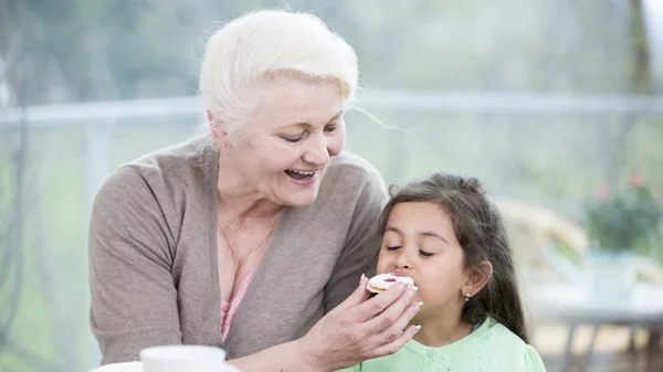 "H γιαγιά δίνει στα παιδιά όλη μέρα junk food": Πώς να το διαχειριστείς