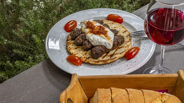 Λένε πως αυτά τα κεμπαπάκια στην Κυψέλη είναι από τα πιο ζουμερά της πόλης