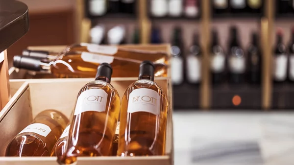 Video walkthrough: Η Ναταλία Δραγούμη στο οινικό σύμπαν του Halfglass