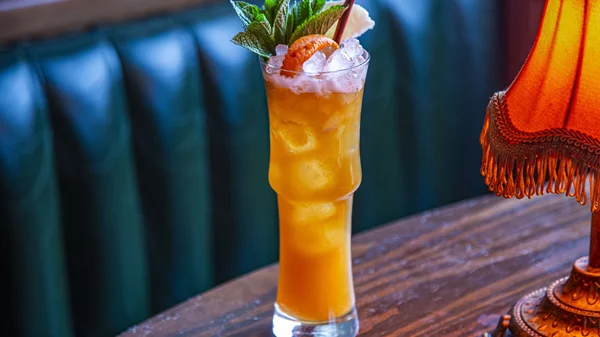 Αξίζει να ανέβεις μέχρι την Πεντέλη για τα cocktails του 'Παλιάτσου'