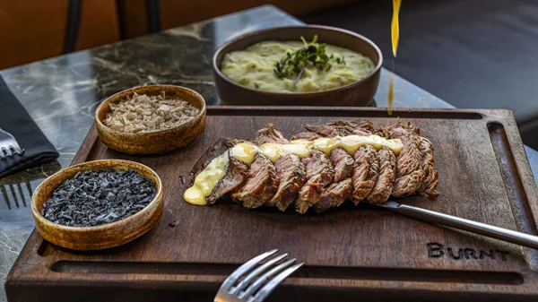 Στο BurntBone οι εκλεκτές κοπές έχουν τον πρώτο λόγο