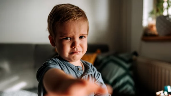 5 φράσεις που ηρεμούν τα παιδιά όταν έχουν ένα συναισθηματικό ξέσπασμα