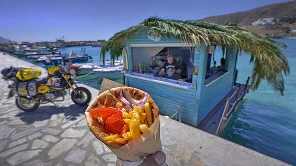 Στην Αμοργό υπάρχει ένα σουβλατζίδικο που επιπλέει