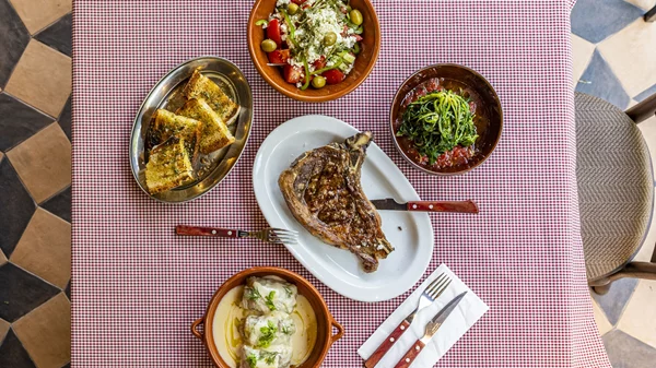 Mία από τις καλύτερες αθηναϊκές ταβέρνες θα είναι ανοιχτή όλο τον Αύγουστο