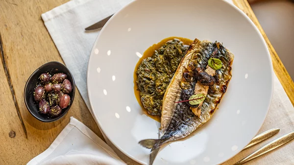 Σκουμπρί στα κάρβουνα με τσιγαρέλι και θεϊκή μελόπιτα σ΄ ένα τραπέζι γεμάτο Σίφνο