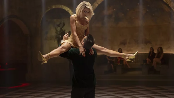 Dua Lipa και Χένρι Κάβιλ χορεύουν Μπόουι στο τρέιλερ του "Άργκαϊλ"