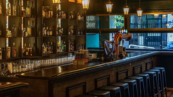 "Queen Granny": Η Μαυρομιχάλη απέκτησε νέα παμπ