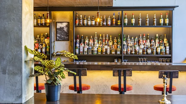 "Secta": Ένα new classic μπαρ στη σκιά του Κάραβελ