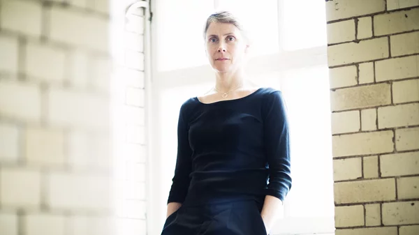 Στο "Cow | Deer", η Κέιτι Μίτσελ έκανε θέατρο μια μέρα δύο ζώων