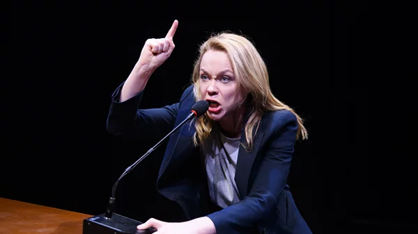 "Prima facie": Η Λένα Παπαληγούρα στις πρώτες φωτογραφίες του έργου - φαινόμενο στο Πορεία