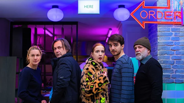 "Χρυσός δράκος": Θεατρικός μαραθώνιος για 17 χαρακτήρες σε εστιατόριο ασιατικής κουζίνας