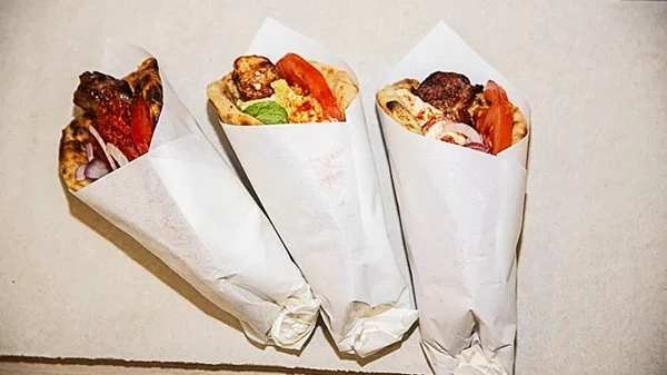 Το ολοκαίνουργιο αλλά ήδη κλασικό σουβλάκι του Πειραιά