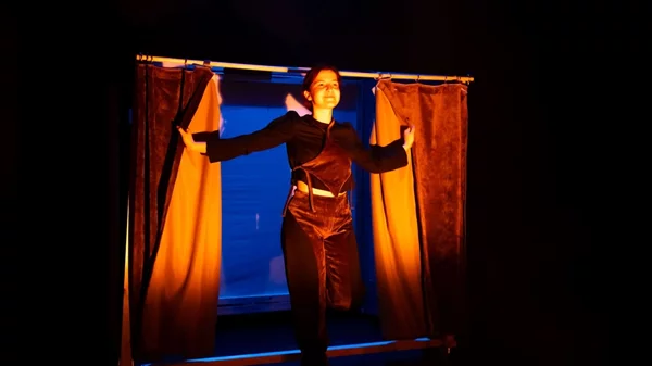 Mετά τα περσινά sold out, η "Αφηγήτρια Ταινιών" επιστρέφει με νέο κύκλο παραστάσεων