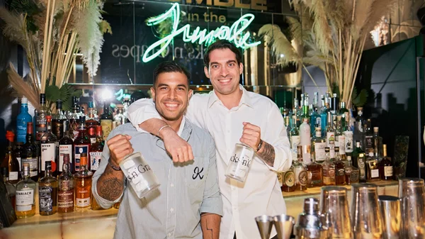 To "The Bar In Front Of The Bar" μόλις απέκτησε το δικό του τσίπουρο