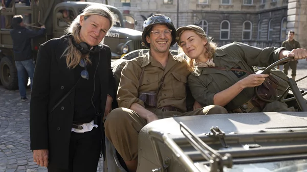 Έλεν Κούρας, πώς ήταν να σκηνοθετείτε την οσκαρική Κέιτ Γουίνσλετ στο "Lee";