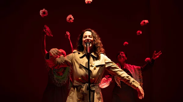 "Ο άντρας μου": Τελευταίες παραστάσεις για το έργο της Ρούμενα Μπουζάροφσκα που μιλά για την πατριαρχία