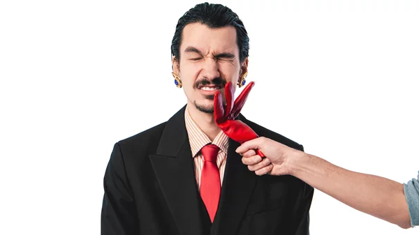 Ο Γιώργος Παπαγεωργίου σκηνοθετεί τον Πάνο Παπαδόπουλο στη διάσημη "Δεσποινίς Μαργαρίτα" στο Θέατρο Νέου Κόσμου