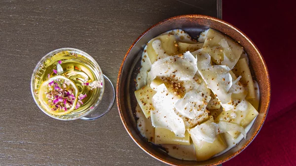 Στην πιο μποέμ γειτονιά της Αθήνας παίζει ένα μπαρόκ gastro bar