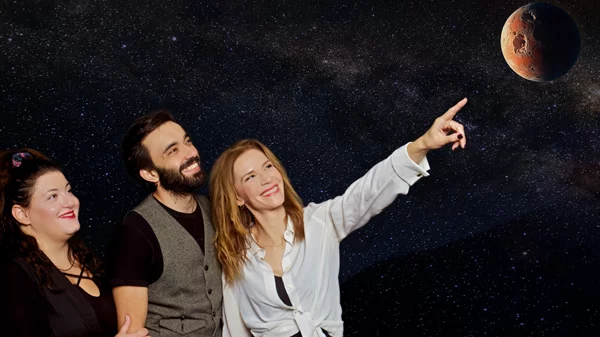 Από τη Gen Z στους παππούδες, η "Κέλλυ" μιλά για την ενηλικίωση σήμερα