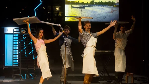 "Η Δημοκρατία του Μπακλαβά": Η παράσταση φαινόμενο επιστρέφει μετά από διεθνή περιοδεία