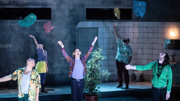 "Δε φάιναλ θολούθιον": Μια ανατρεπτική σκηνική σύνθεση από νέους δημιουργούς