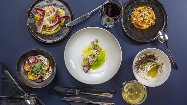 Ένα 'Μεταφυσικό' wine bar μόλις εμφανίστηκε στην πλατεία Μαβίλη