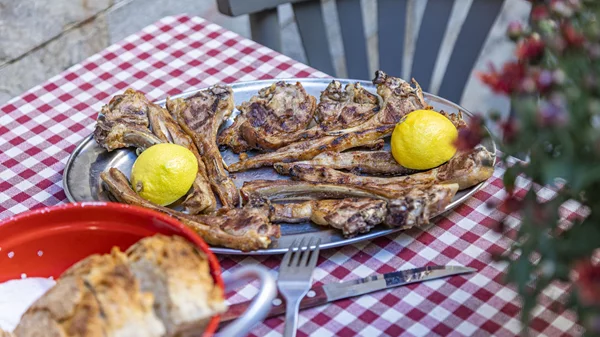 Πού τρώει παϊδάκια η Αθήνα