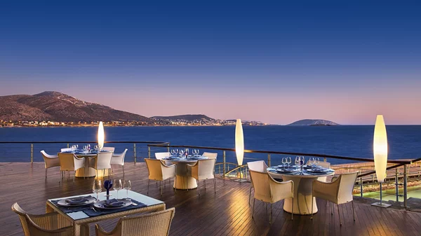 Πώς είναι να τρως σε ένα από τα ομορφότερα ντεκ της Αθηναϊκής Ριβιέρας